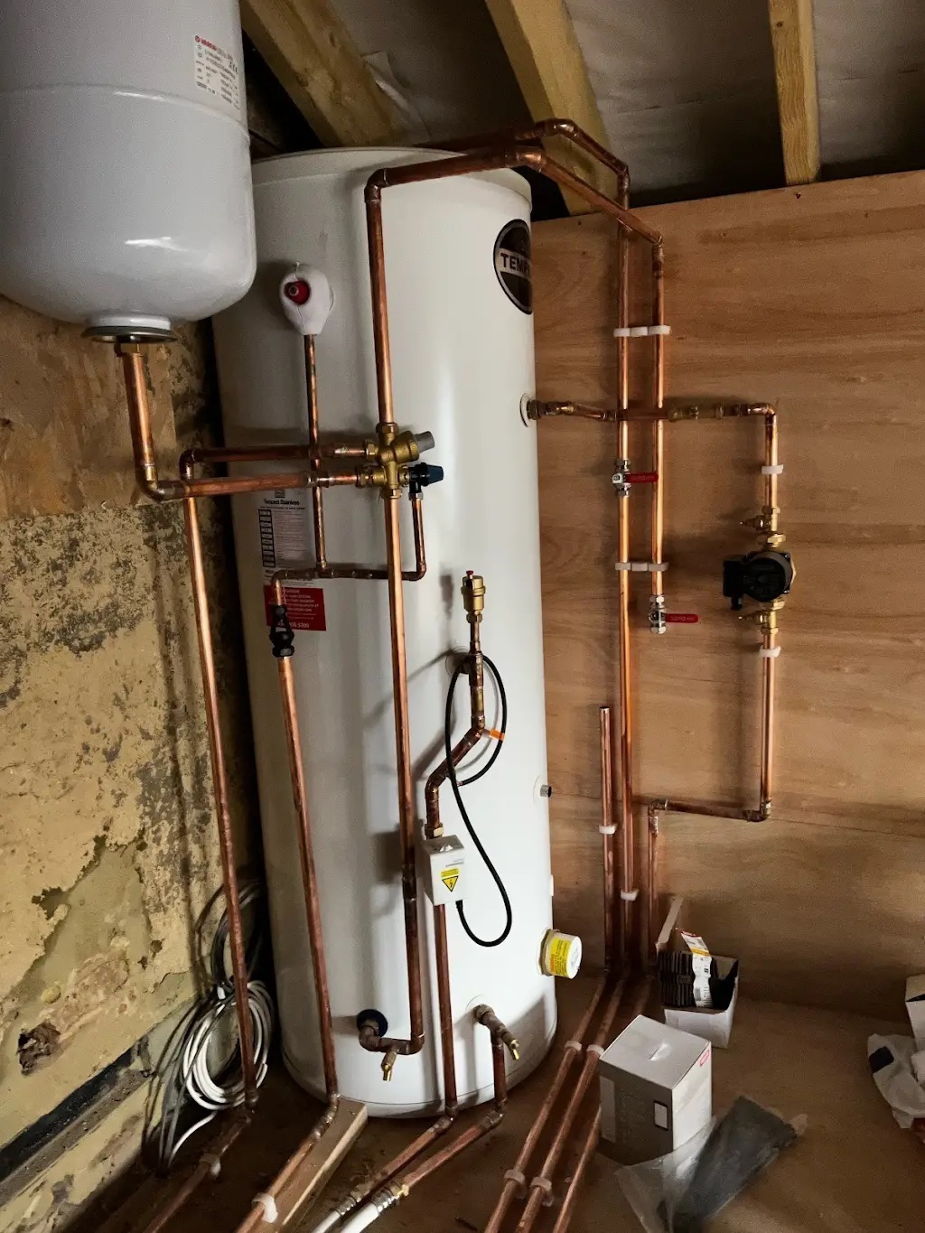 Hot water cylinder and copper heating pipework installation